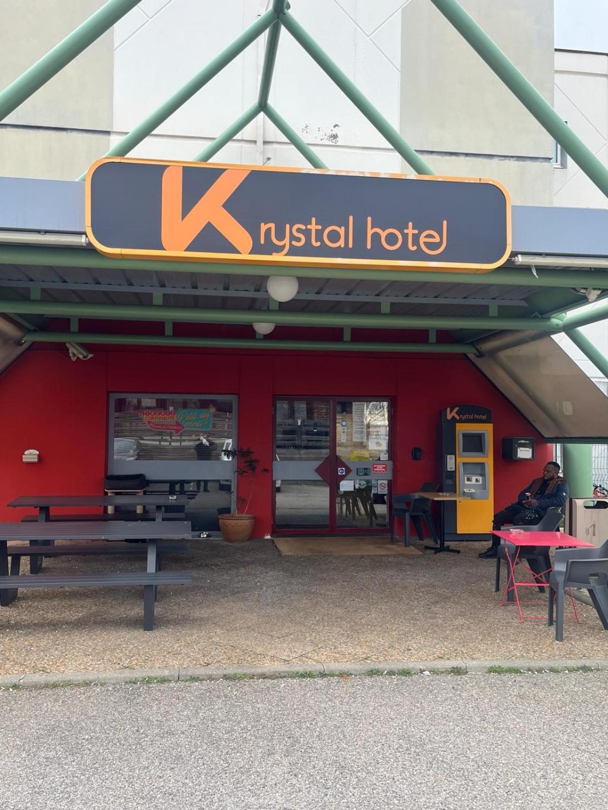 Krystal Hotel 圣昆廷法拉弗 外观 照片