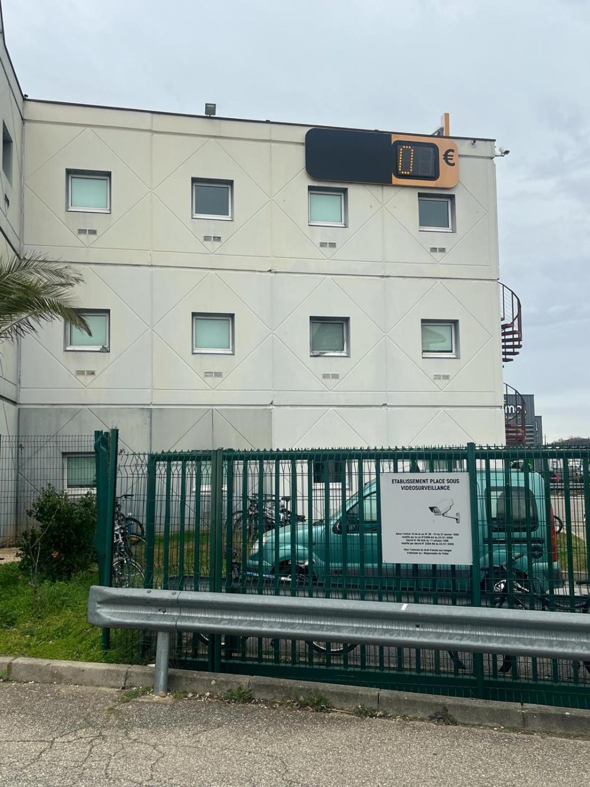 Krystal Hotel 圣昆廷法拉弗 外观 照片